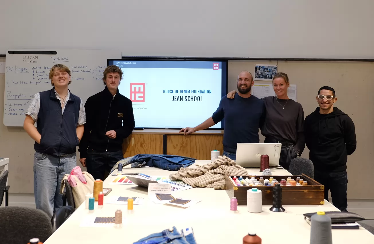 Alcuni studenti della scuola Jean School