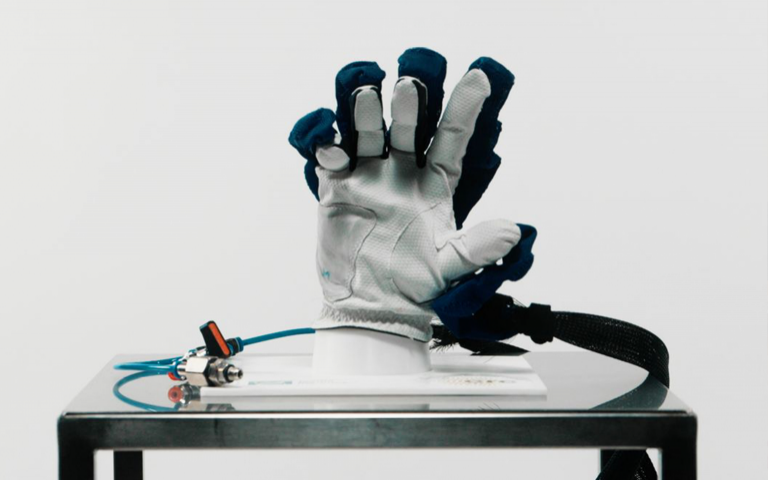 Guanto robotico riabilitazione mano